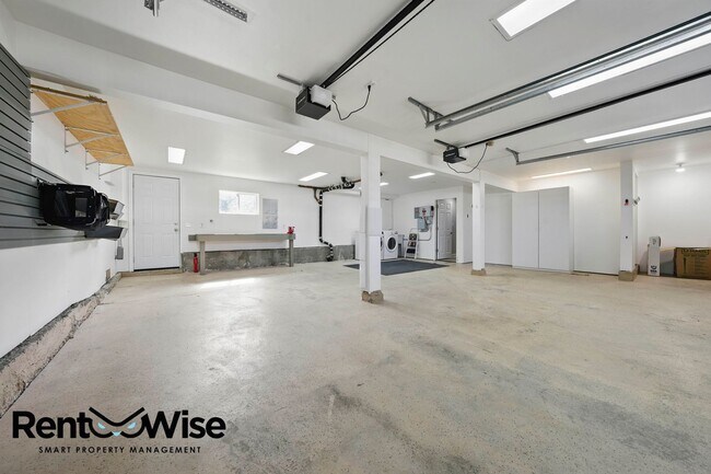 Building Photo - 1125 Fernwood Dr