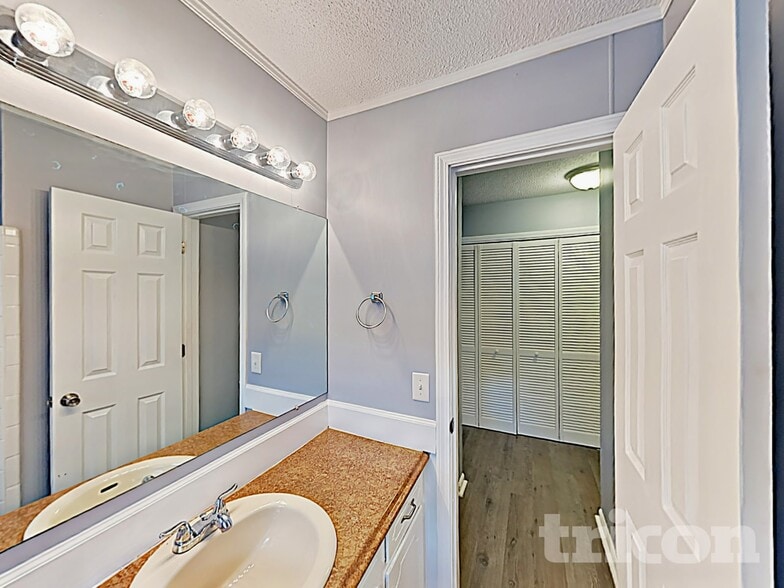 Building Photo - 3213 Woodsen Cir