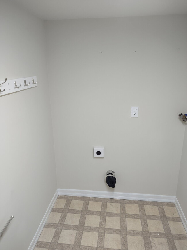 Building Photo - AVAILABLE 2BD 1.5 BTH!