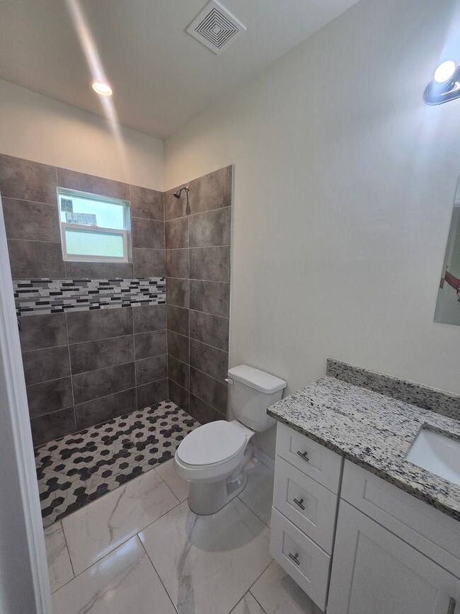 Building Photo - Large 4 Bed 3 Bath with 2 Car Garage-LEHIG...