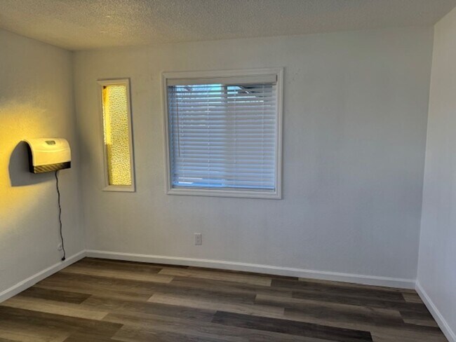 Building Photo - 624 Berrydale Ave