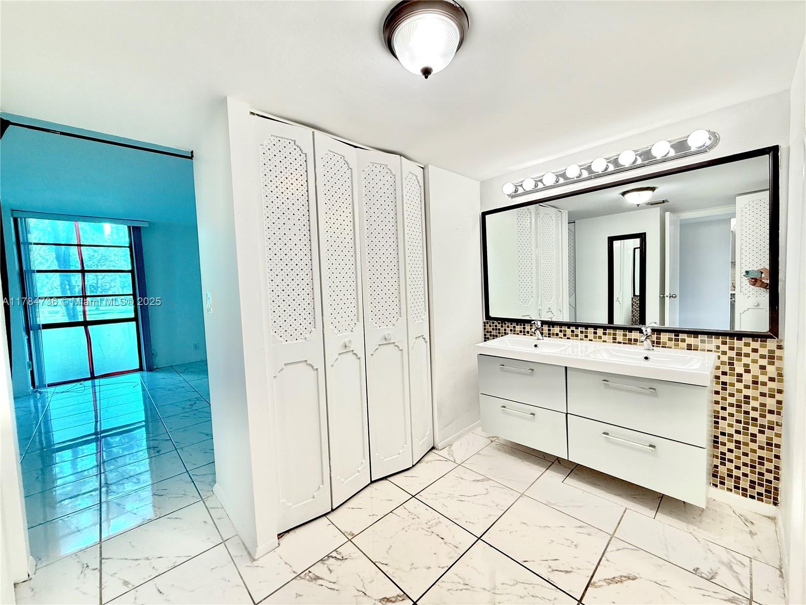 Building Photo - 3301 N Country Club Dr