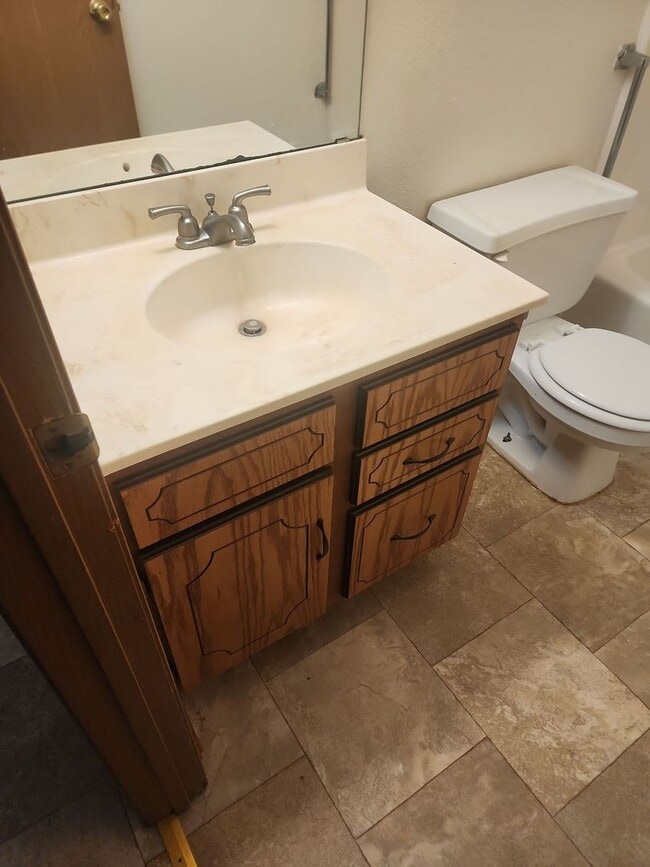 Building Photo - Spacious 3 Bedroom Apartment in Montgomery...