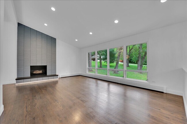 Building Photo - 1001 Oak Ln