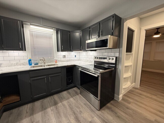 Building Photo - 313 E Bernard Ave