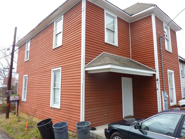 Building Photo - 4BR Red House on 17th St