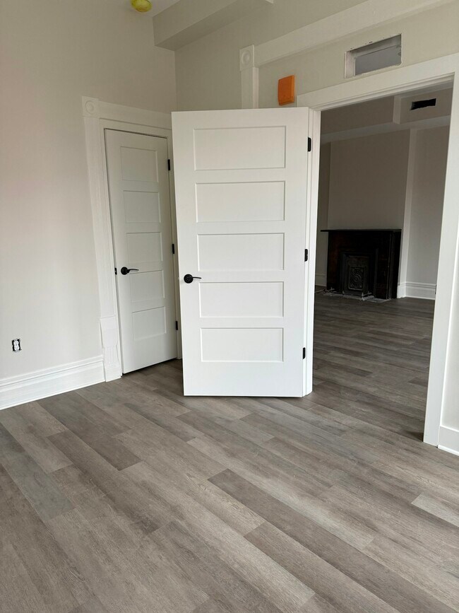 Building Photo - 106 E Erie St