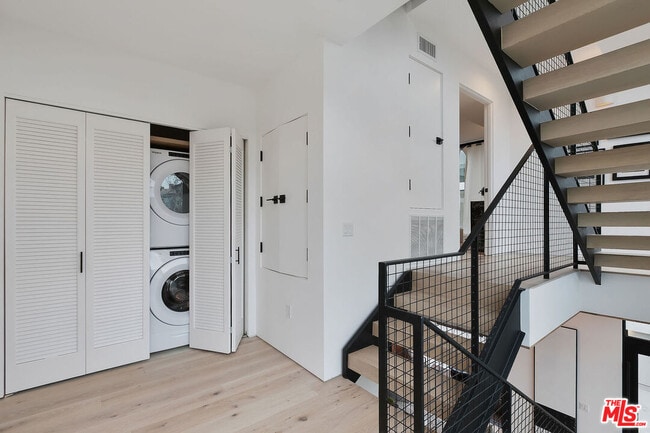 Building Photo - 610 S Van Ness Ave