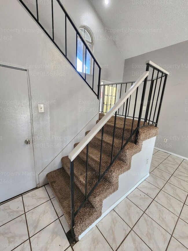 Building Photo - Charming 3 bedrooms/ 2.5 bathroom home.