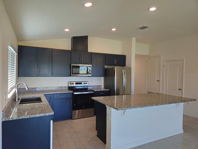 Building Photo - 2058 Ficus St
