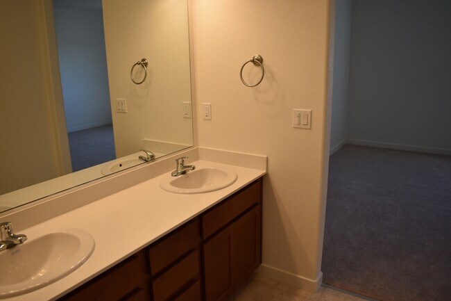 Building Photo - 855 Sophie Ct