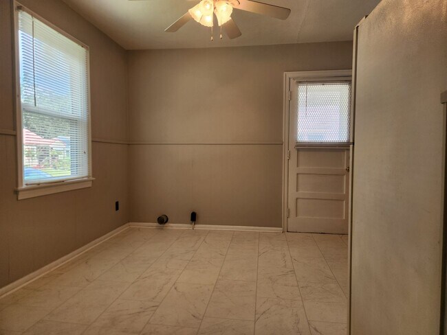 Building Photo - Charming 2 Bedroom 1 Bathroom home near Th...