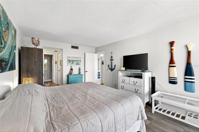 Building Photo - 6218 Palma Del Mar Blvd S