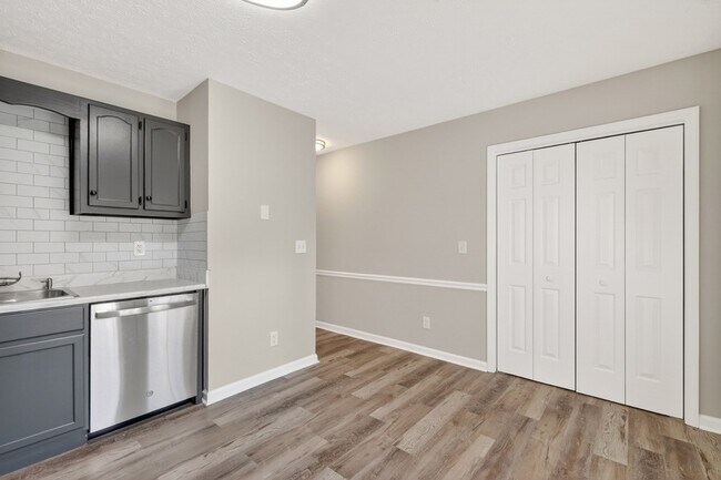 Building Photo - 601 E Grundy St