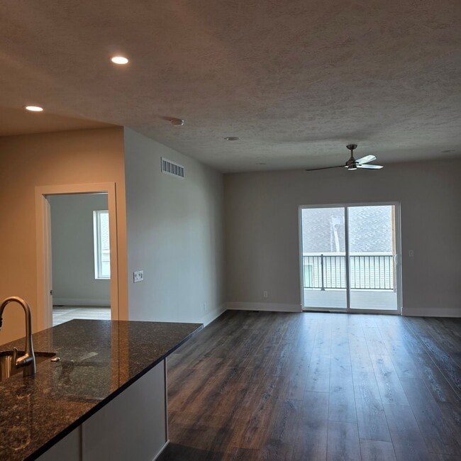 Building Photo - Garden View Zero Entry!! PHOTOS COMING SOON!