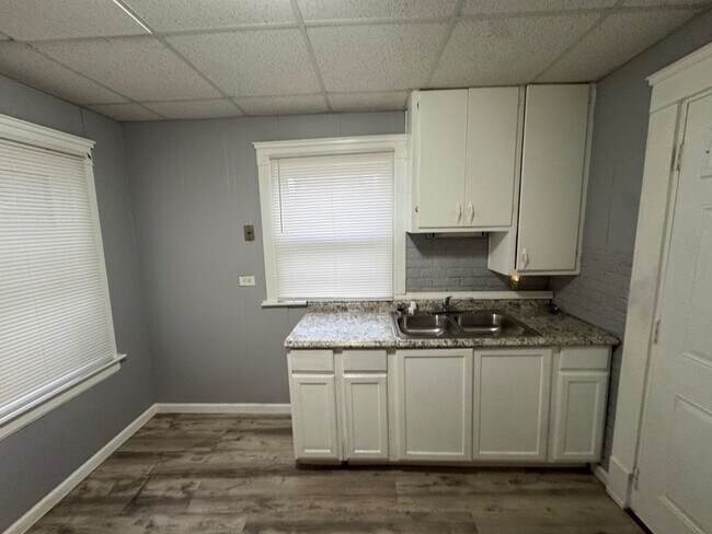 Building Photo - Charming 3-Bedroom Property in Prime Location