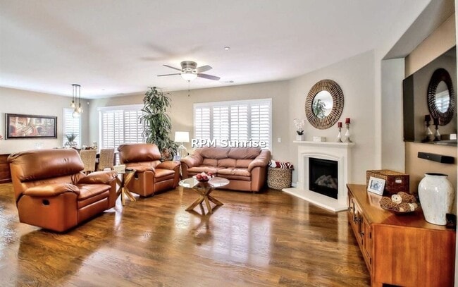Building Photo - Spacious 3BR/2BA House Near Shopping & Dining