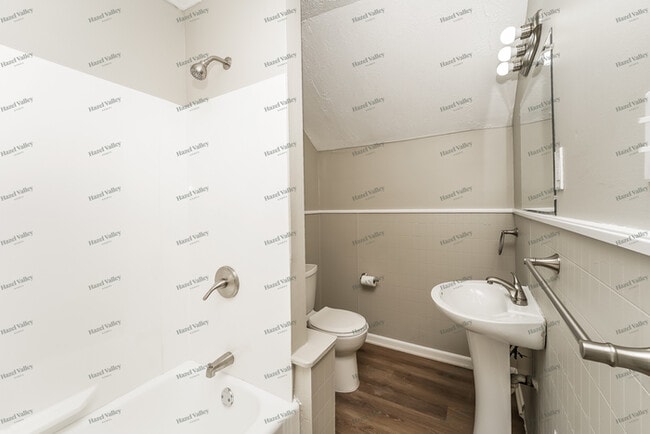 Building Photo - 908 W 20th St