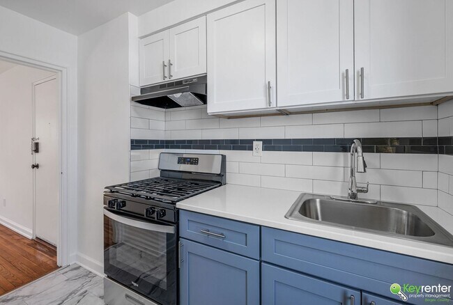 Building Photo - Renovated Studio with easy access to NYC