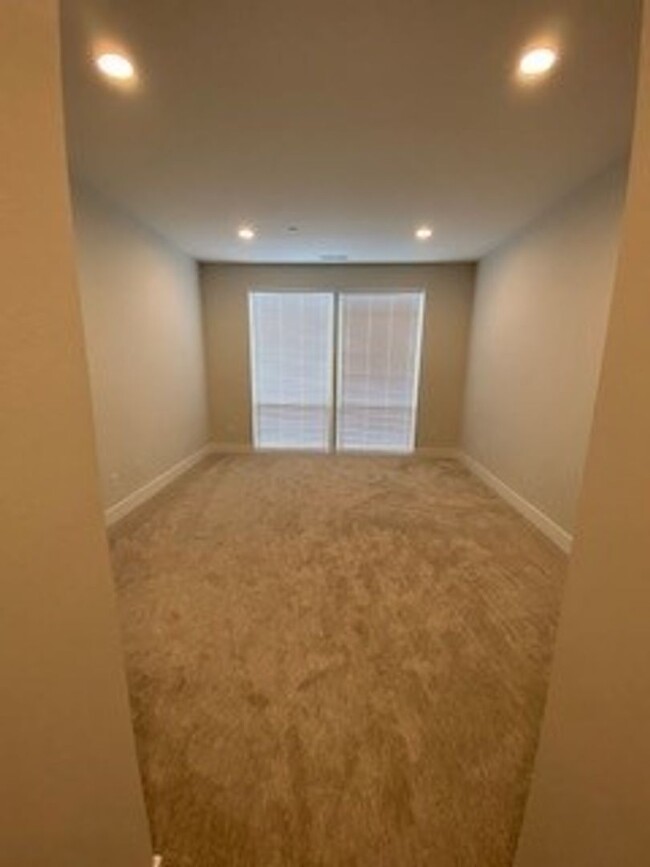 Building Photo - Welcome to the Beautiful Modern Townhome i...