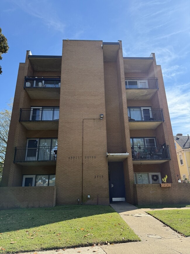 Building Photo - 2915 Bayview Blvd