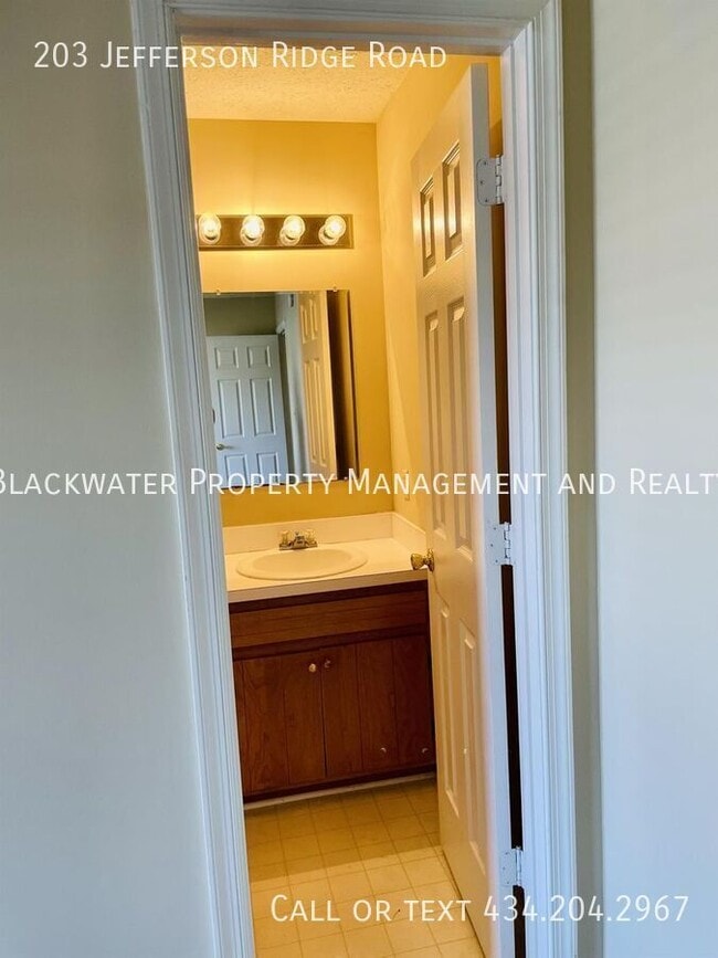 Building Photo - 203 Jefferson Ridge Rd