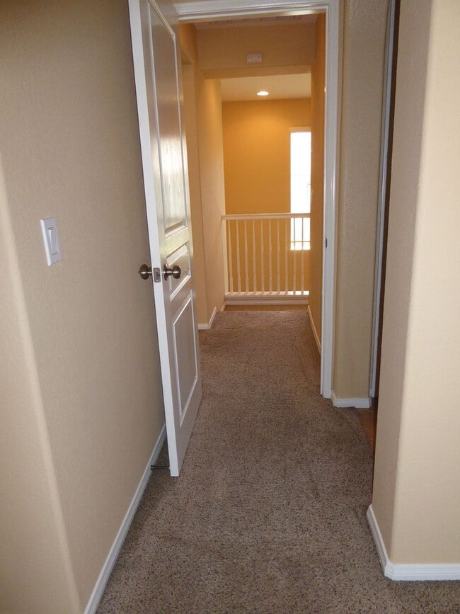 Building Photo - Conveniently located 3 BR, 3 Bath townhome in Coronado Ranch, close to everything.