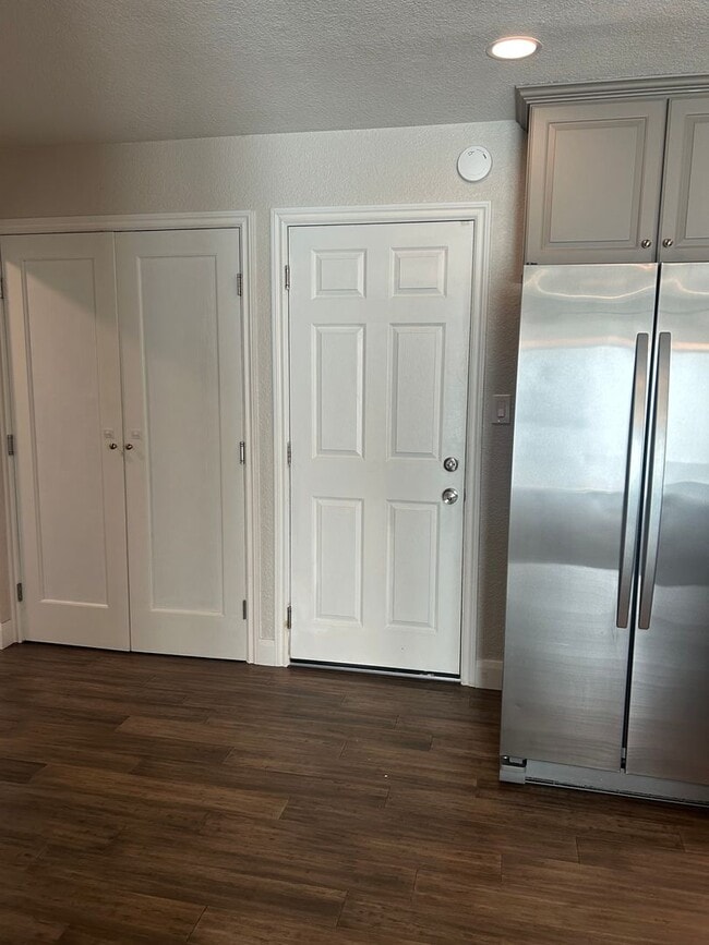 Building Photo - Updated Home