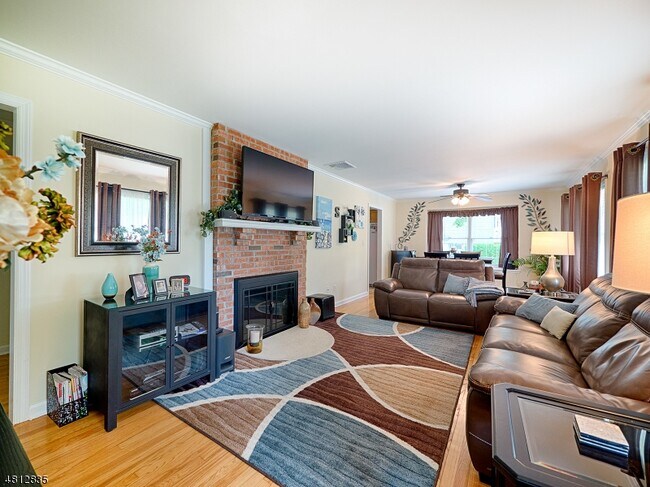 Building Photo - 32 Maple Ave