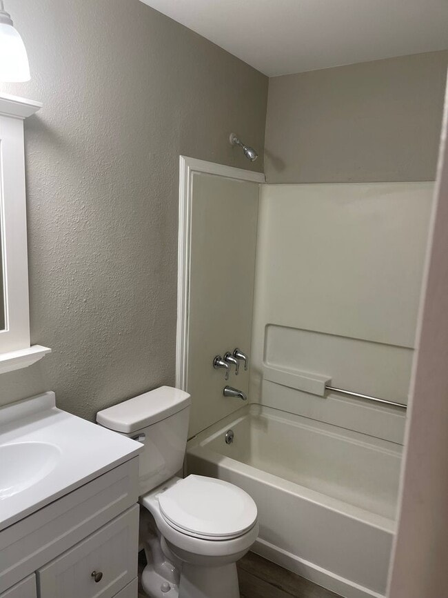 Building Photo - $1200 | 2BR/1BA | Cute Dog Friendly Townho...