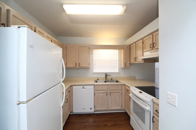 Building Photo - Charming 2BD/2BA Cottage in the Cottages a...