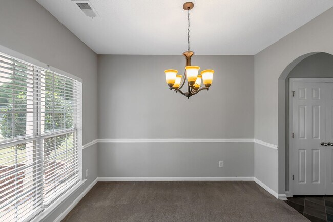 Building Photo - 4 Bedroom 3 bath Gorgeous Home