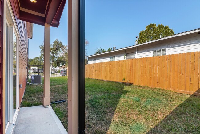 Building Photo - 1206 S Victory Dr
