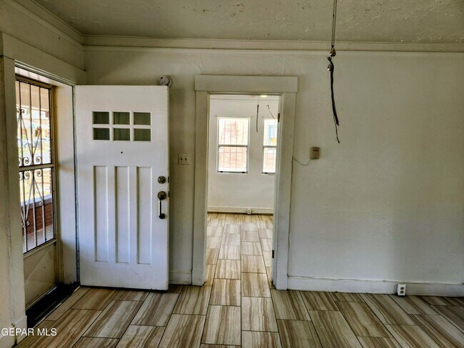 Building Photo - 618 N Estrella St