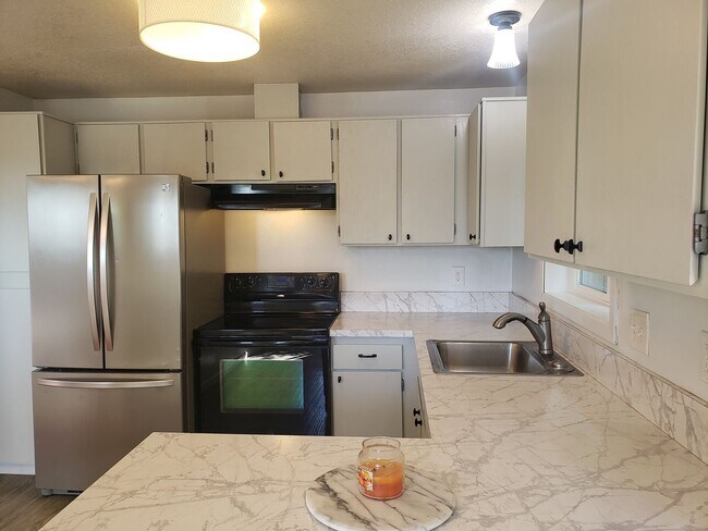 Building Photo - Charming Milwaukie House with Beautiful Ba...