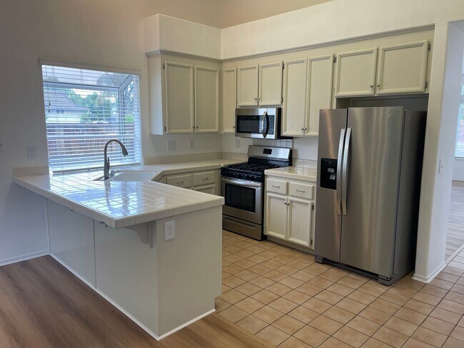 Building Photo - 3br/2ba Home on corner lot
