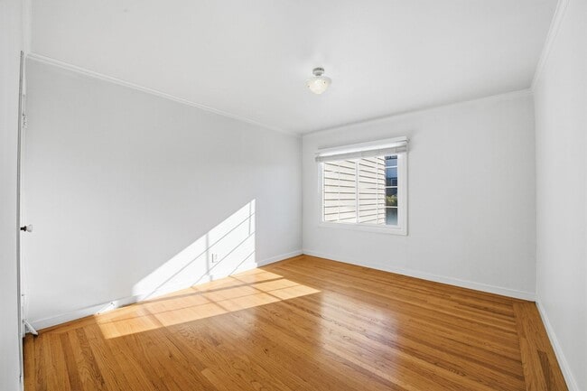 Building Photo - 347 Staples Ave