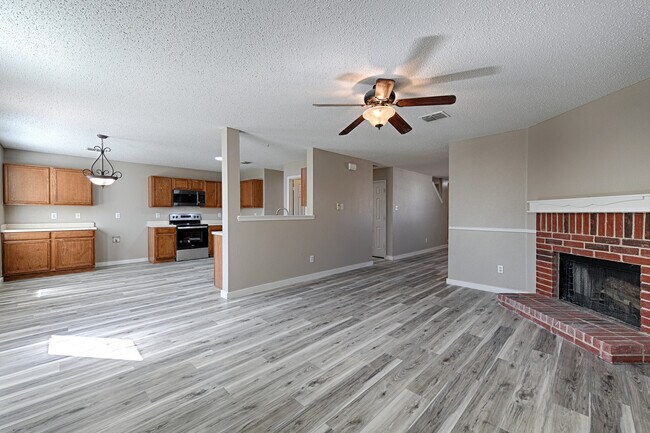 Building Photo - 5909 Thoroughbred Trail