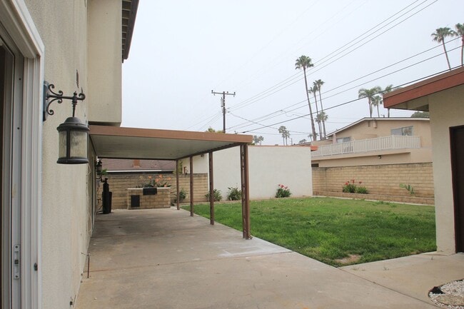 Building Photo - Welcome to this beautifully refreshed 4-bedroom, 2-bath two-story home located in desirable North...