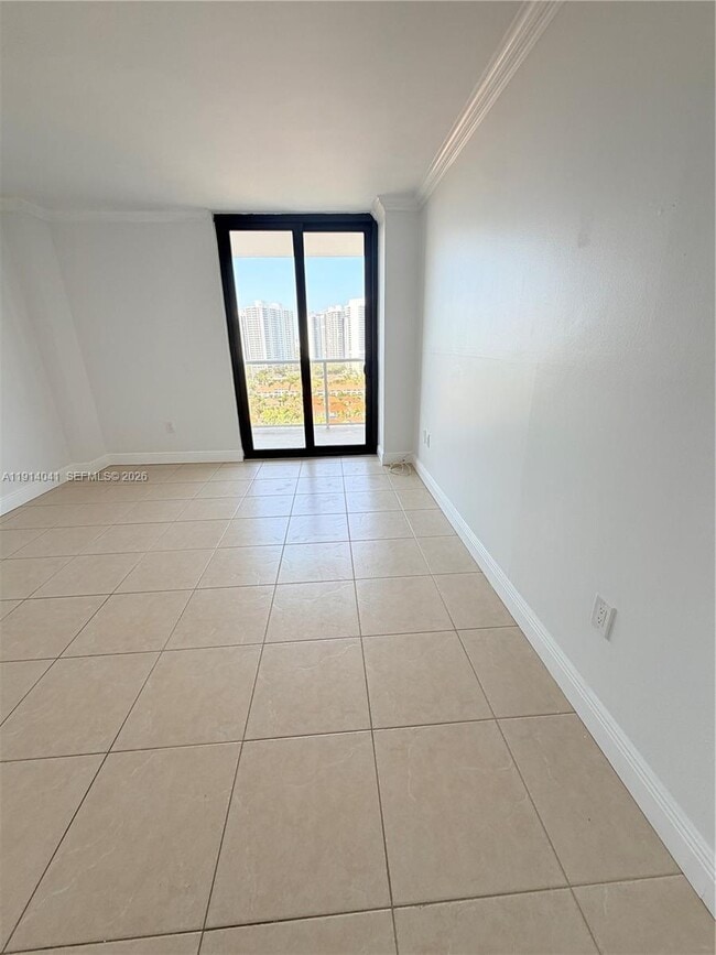 Building Photo - 3701 N Country Club Dr