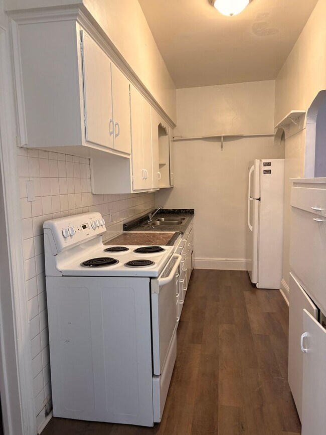 Building Photo - 1st Floor, 1-2 Bedroom Apartment with Yard in York City SD