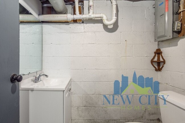 Building Photo - WAIVED APPLICATION FEE THRU! Single Family...