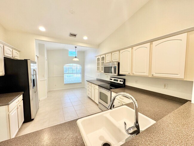 Building Photo - ** TUSCANY COVE ** 3 BED / 2 BATH - VILLA ...