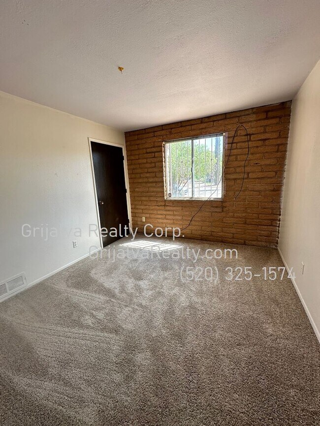 Building Photo - 2650 W Calle Padilla