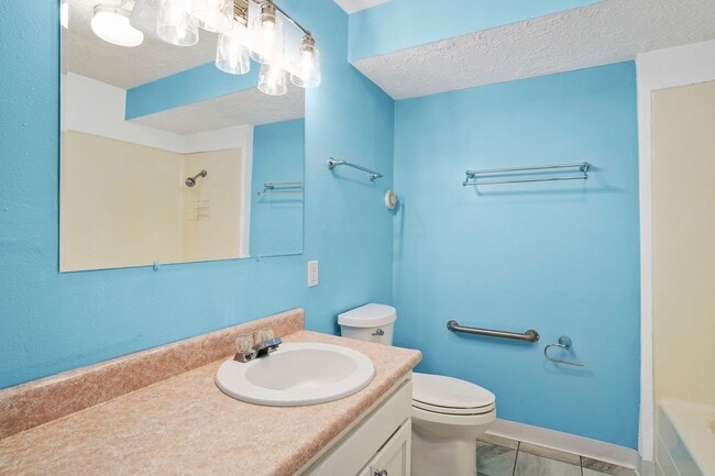Building Photo - Wonderful 4 bedroom, 2 Bath on Oversized l...