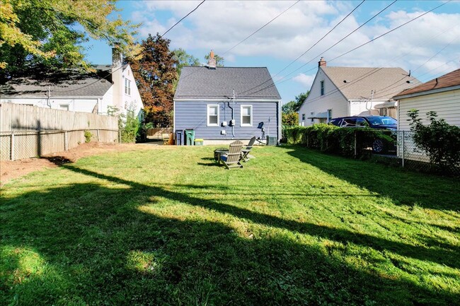 Building Photo - Beautiful Bright 3B/1B Bungalow in Royal Oak