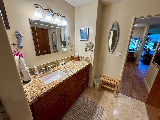 Building Photo - Resort Living- Large 2 bed 2 bath Condo at Kaanapali Royal