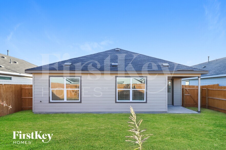 Building Photo - 10710 Vinateros Dr