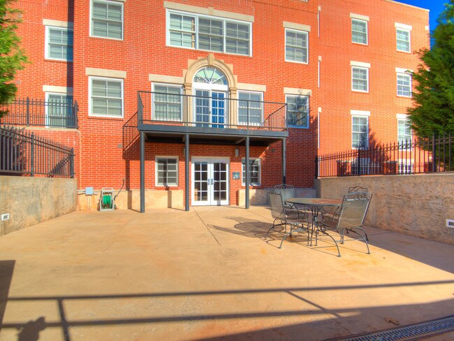 Building Photo - 1209 N Harvey Ave