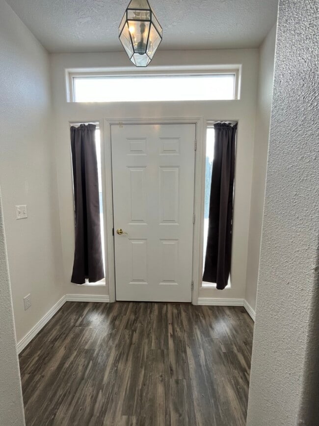 Building Photo - 950 Gregory Ln